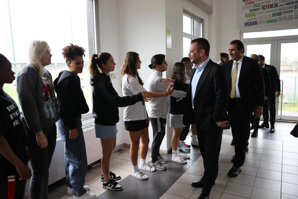 Başkan Doğan’dan Trabzonspor U19 ve kadın futbol takımlarına ziyaret
