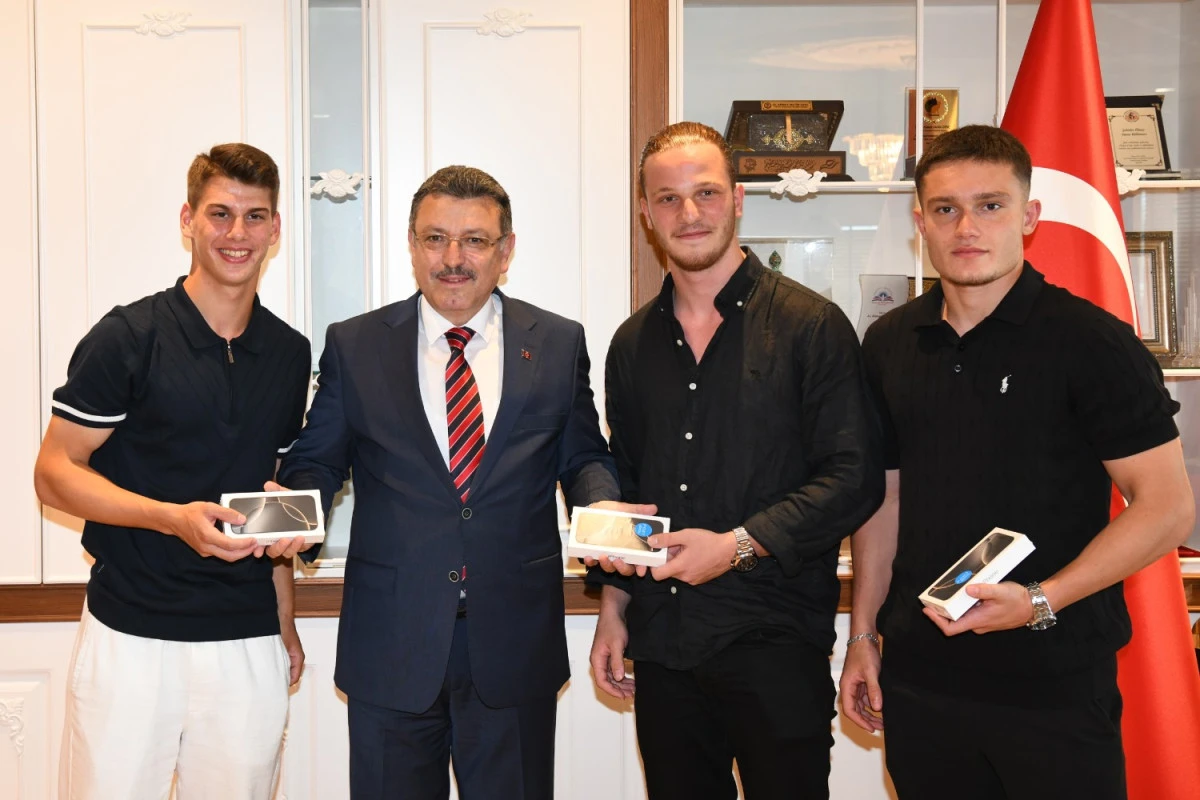 Başkan Genç Şampiyon Trabzonspor U19 takına hediyelerini verdi