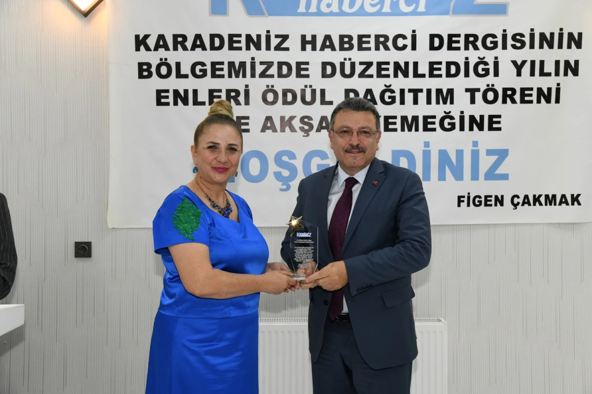 BAŞKAN GENÇ'E ÖDÜL: 'Yılın En İyi Büyükşehir Belediye Başkanı' Seçildi