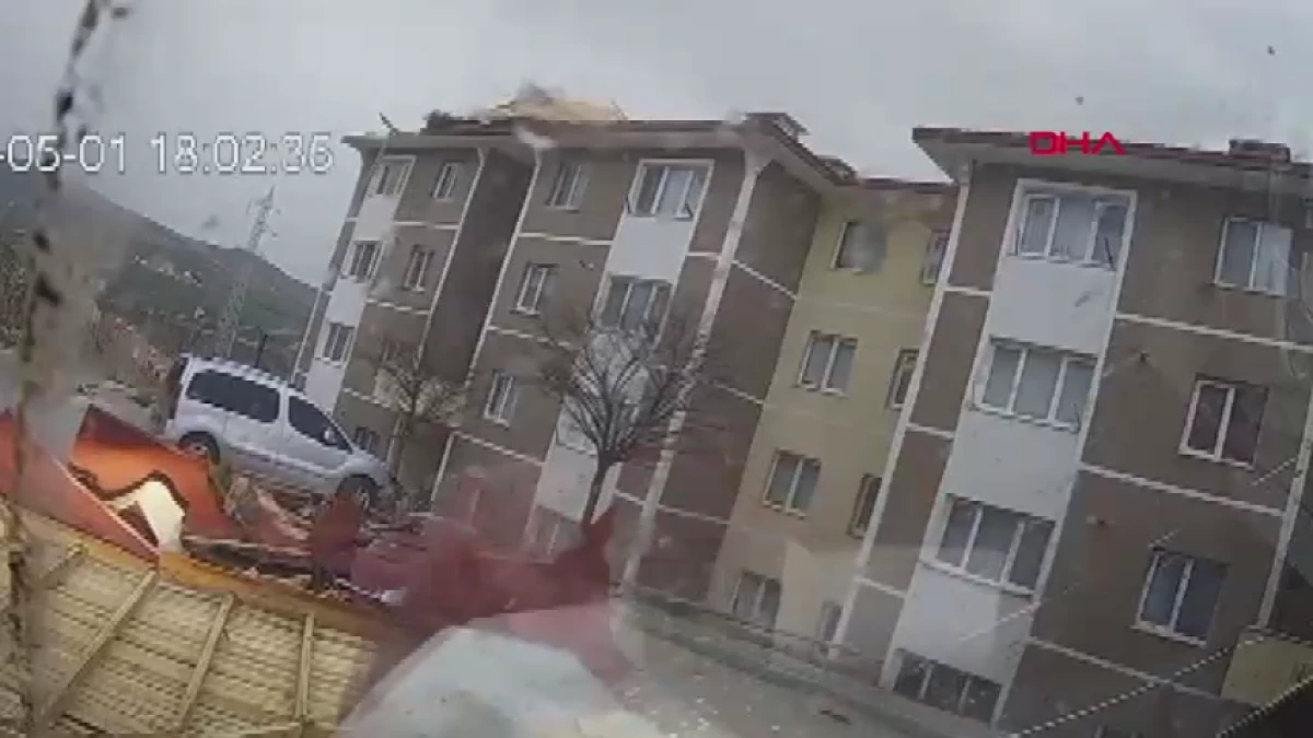 Bayburt - Fırtınada binanın çatısı uçtu, parçalar minibüse çarptı