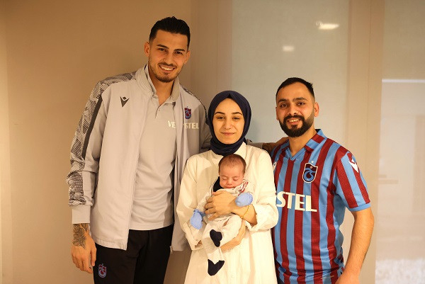 Bebeklerine Uğurcan Çakır adını veren aileden Trabzonsporlu futbolcuya ziyaret