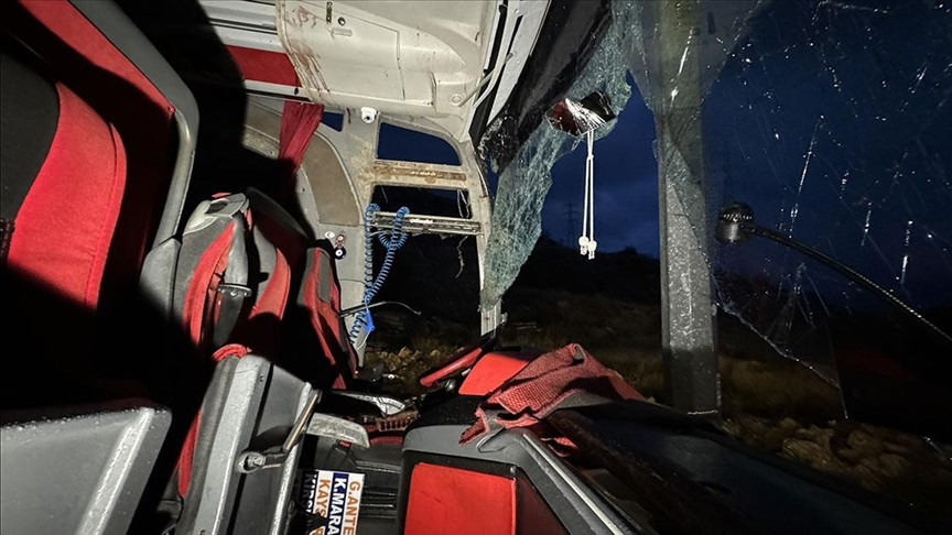 Devrilen yolcu otobüsündeki 9 kişi öldü, 30 kişi yaralandı