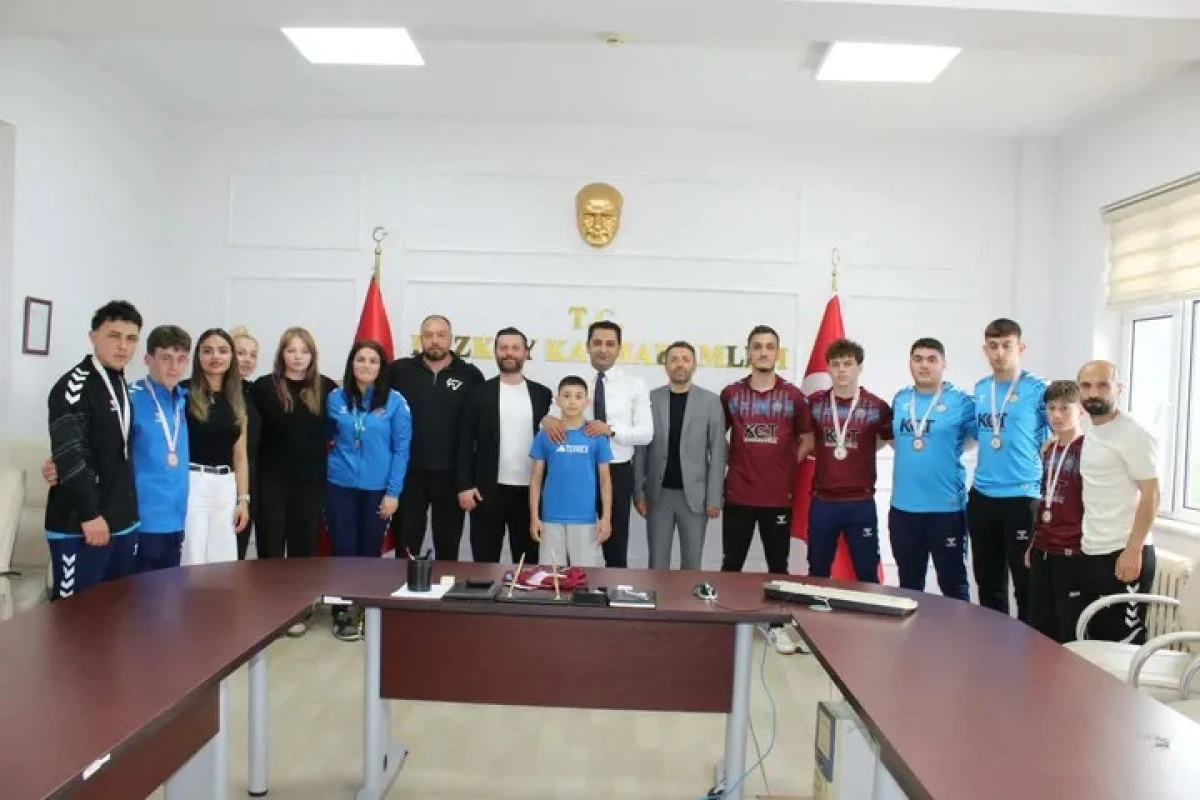 D&uuml;zk&ouml;y&rsquo;de Şampiyon Sporcular &Ouml;d&uuml;llendirildi, Kaymakam Polat&rsquo;a Duygusal Veda!