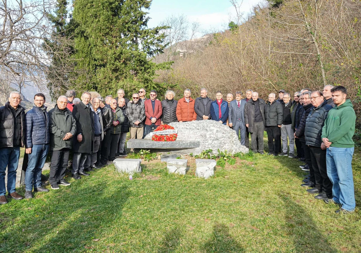 Efsane &Ouml;zkan S&uuml;mer Kabri Başında Dualarla Anıldı
