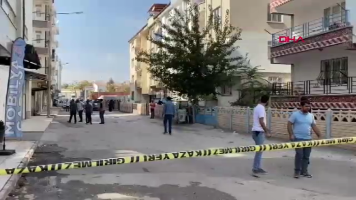 ELAZIĞ - 5.9'luk depremde binadan düşen sıva parçalarıyla 4 kişi yaralandı 