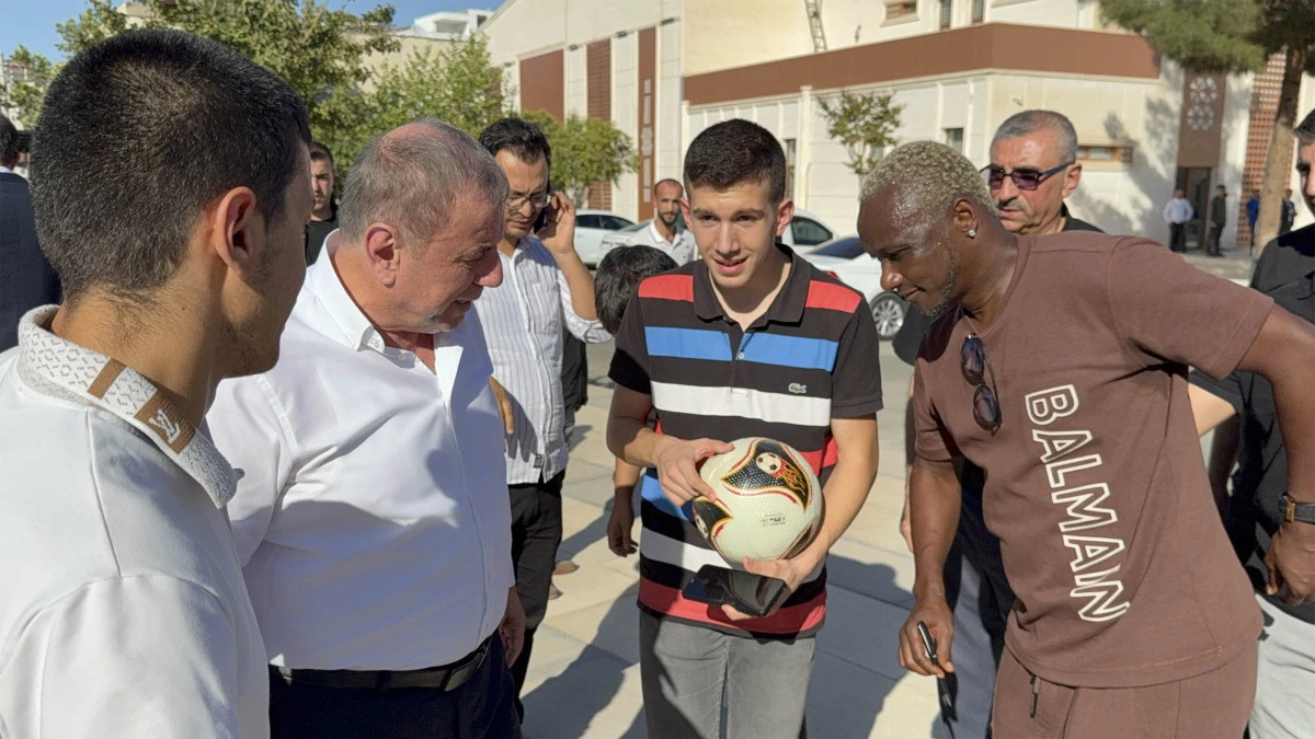 Eski Trabzonsporlu İbrahim Yattara, Midyat’ta çocuklarla buluştu