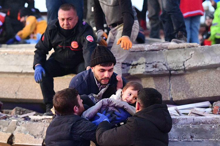 Gaziantep'te yıkılan binanın enkazından 40 saat sonra gelen ikiz mutluluk