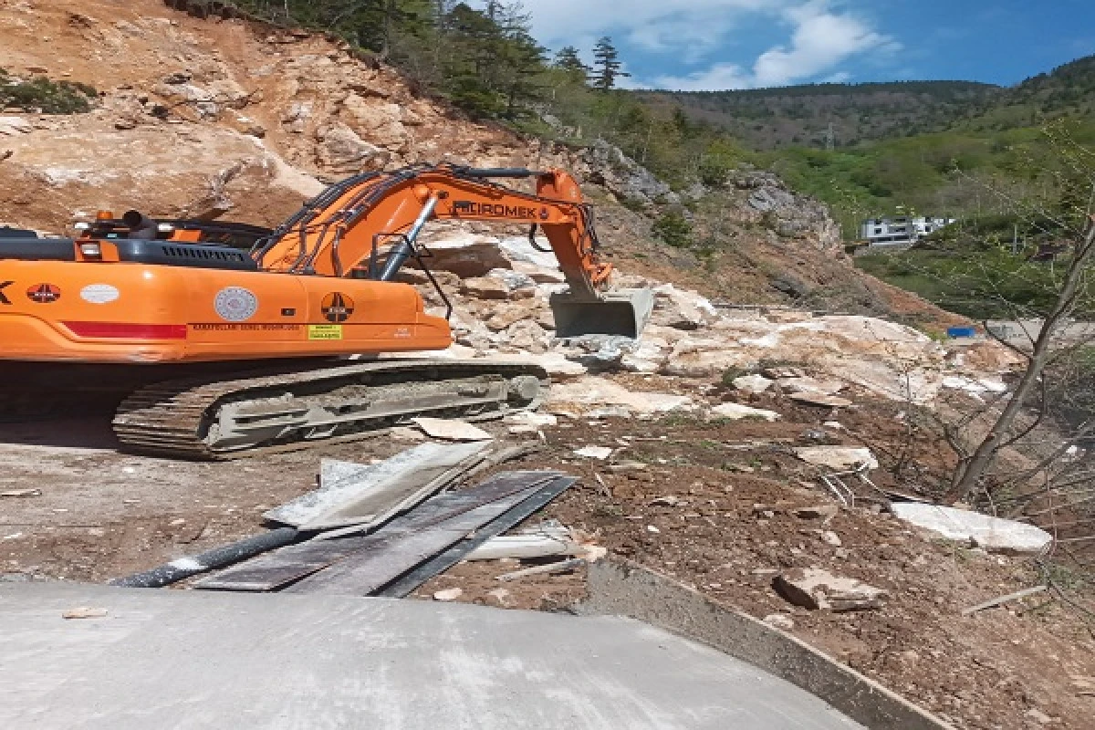 Giresun'da heyelan yolu kapattı