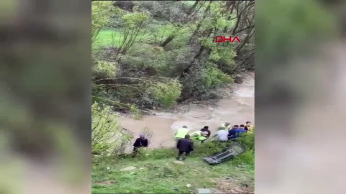Gümüşhane- Dere yatağına devrilen hafif ticari araçtaki aynı aileden 1 çocuk hayatını kaybetti, 4 kişi yaralandı