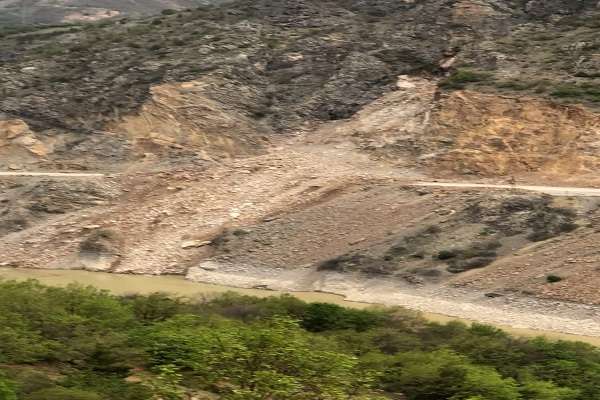 Gümüşhane-Tirebolu karayolunda heyelan yolu kapattı