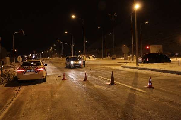G&Uuml;NCELLEME - &Ccedil;ığ nedeniyle kapanan Bayburt-Erzurum kara yolu ulaşıma a&ccedil;ıldı