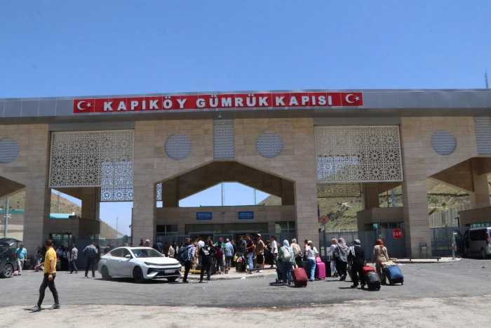 Hava sahası kapanınca İranlılar otobüslerle ülkelerine dönüyor