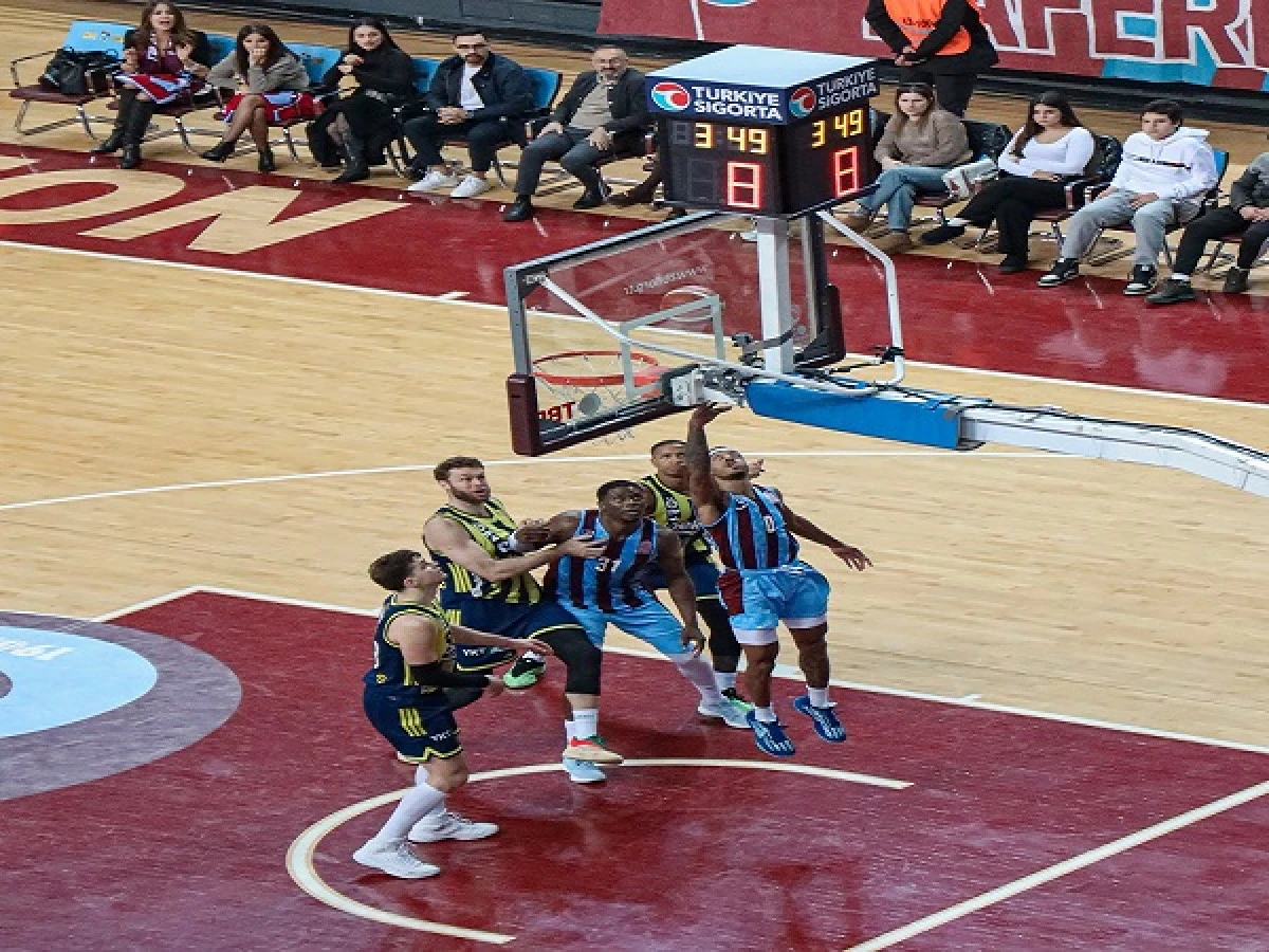 HAYRİ G&Uuml;R&rsquo;DE TARİHİ GECE: Trabzonspor, Fenerbah&ccedil;e Beko&rsquo;yu Par&ccedil;aladı!
