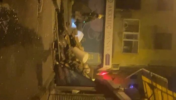 İstanbul- Beyoğlu’da 3 katlı bina patlama sonrası çöktü
