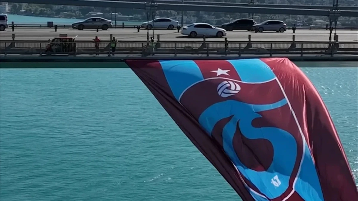 İstanbul Boğazı Bordo-Mavi: Trabzonspor Bayrağı K&ouml;pr&uuml;lere Asılıyor!