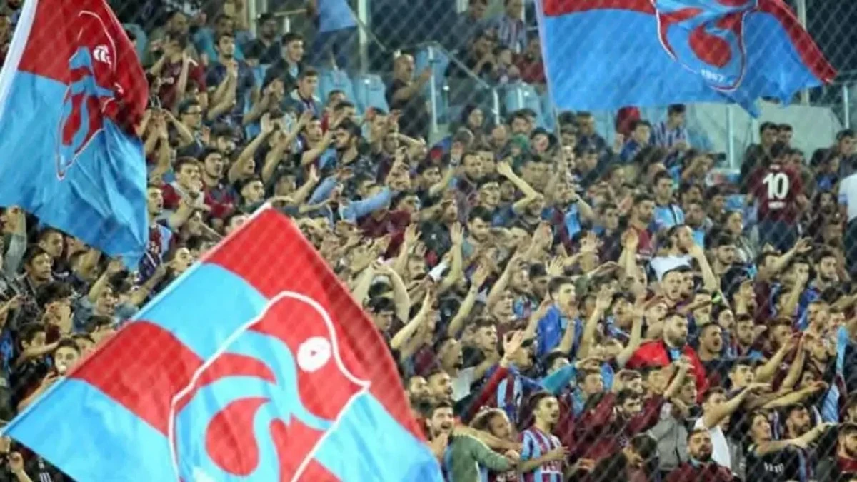 KARADENİZ DERBİSİNDE 'YASAK' ŞOKU: TRABZONSPOR TARAFTARINA DEPLASMAN KAPISI KAPANDI!