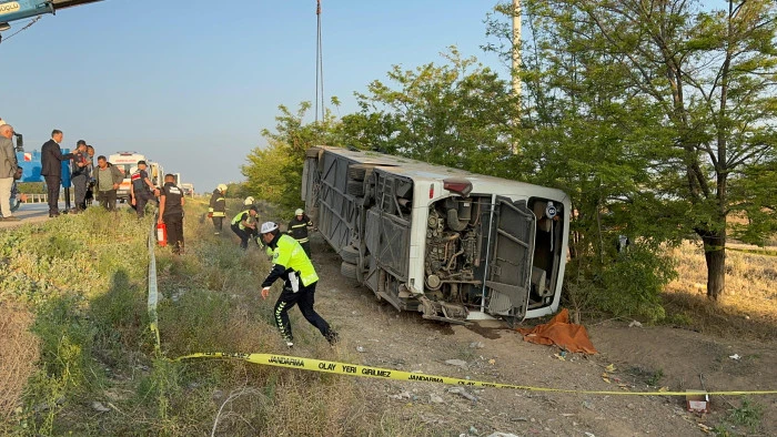  Konya'da yolcu otobüsü devrildi: 1 ölü, 10'u ağır 26 yaralı