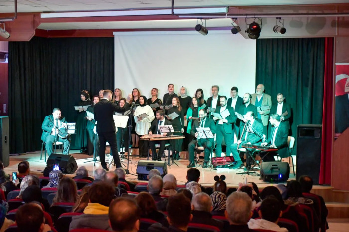 Ladik'te Yetişkinler Türk Müziği Korosu ilk konserini verdi