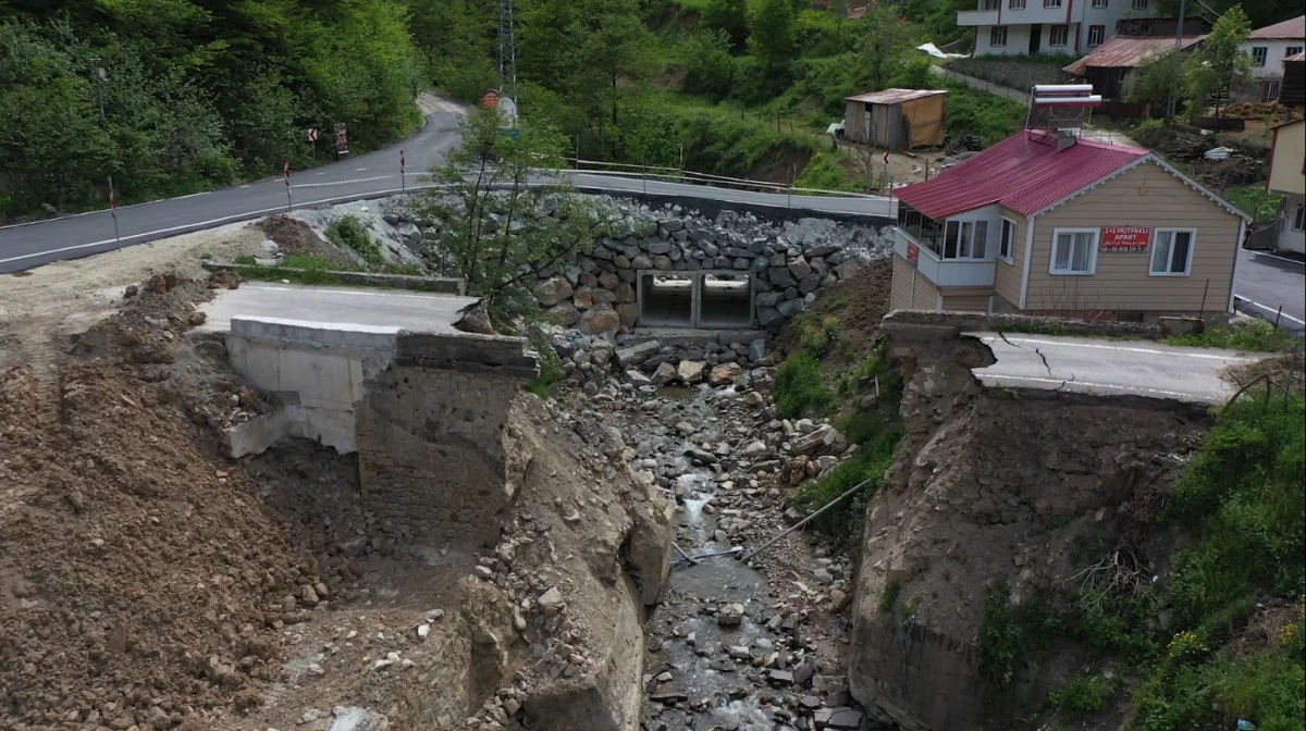Maçka'nın Hamsiköy mahallesi yolunda ulaşım sorunu çözüldü