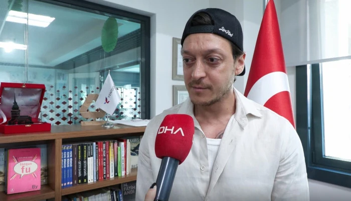 Mesut Özil: Gençler kendilerine güvensin ve hayallerinin peşinden koşsun