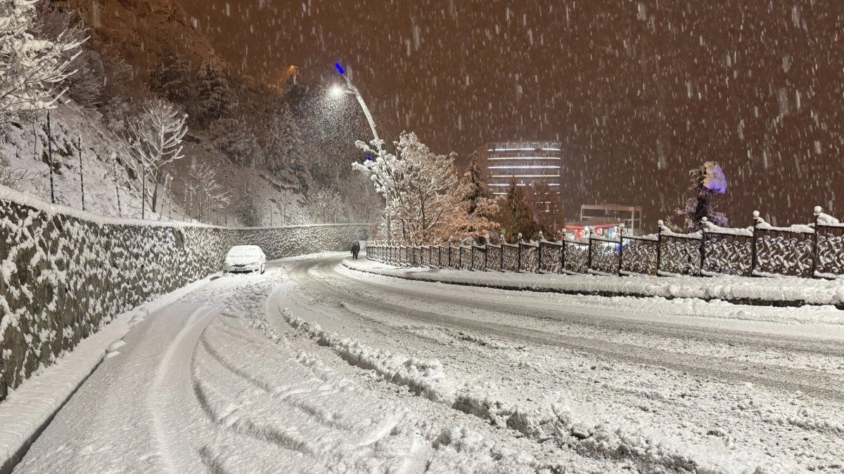 Meteoroloji'den Doğu Karadeniz İ&ccedil;in 'Turuncu' Alarm: Şiddetli Yağış ve Yoğun Kar Geliyor!