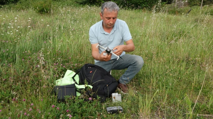 Öğretmenin dron merakı, yatağa bağımlı meslektaşının gözü oldu