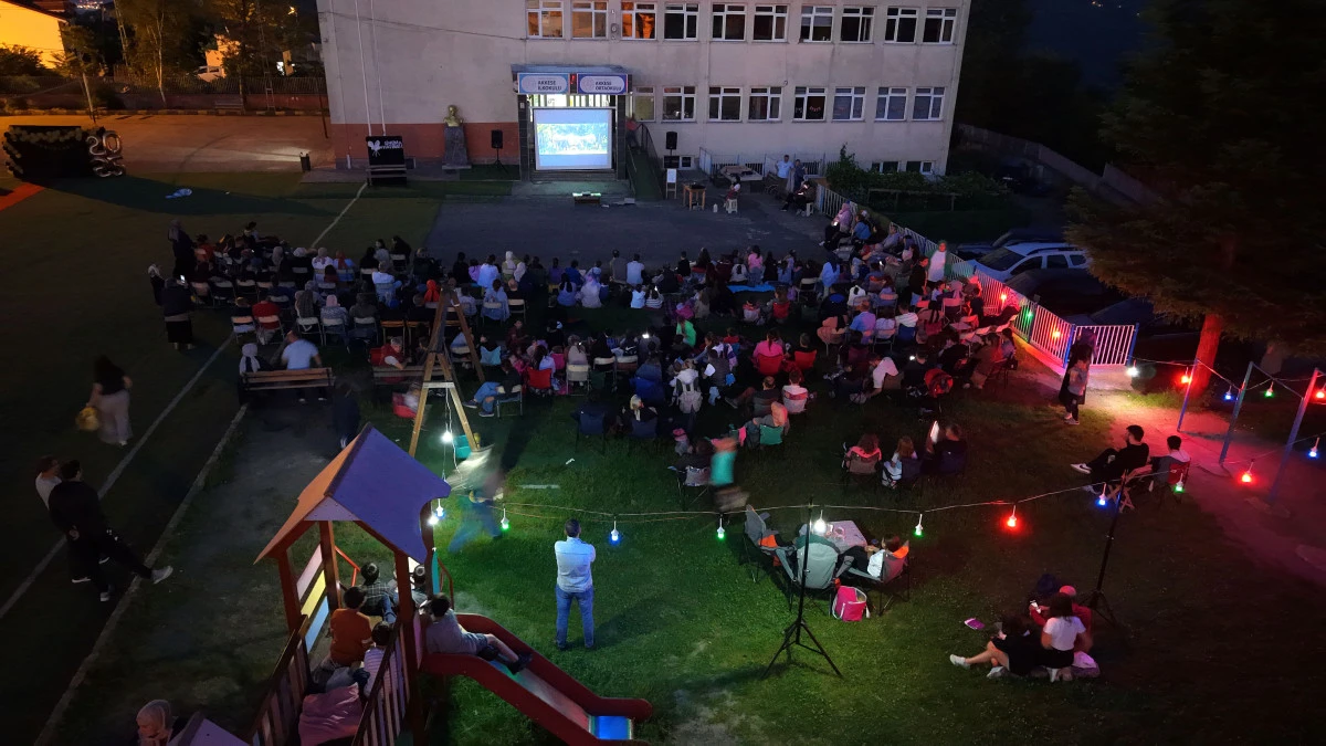 Okul bahçesinde 'beyaz perdeli' nostalji - Trabzon
