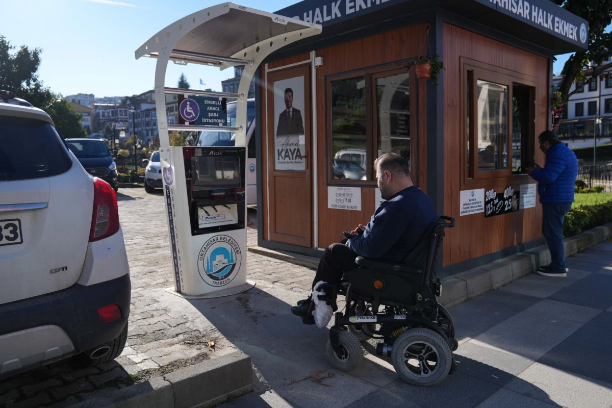 ORTAHİSAR&rsquo;DA ENGELSİZ ULAŞIM: Ak&uuml;l&uuml; Ara&ccedil;lar İ&ccedil;in Şarj İstasyonu Hizmete Girdi!