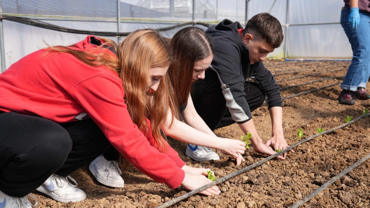 ORTAHİSAR'DA MİNİK ELLER TOPRAĞI RESMEDİYOR: &lsquo;&Ccedil;ocuk G&ouml;z&uuml;yle Tarım&rsquo; Yarışması Başladı!