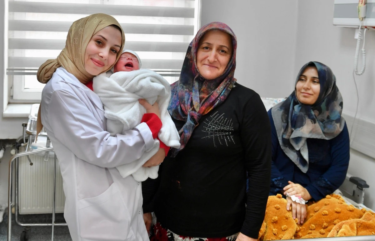 ORTAHİSAR&rsquo;DAN YILIN İLK BEBEKLERİNE ANLAMLI HEDİYE: Yenidoğan Destek Paketi!