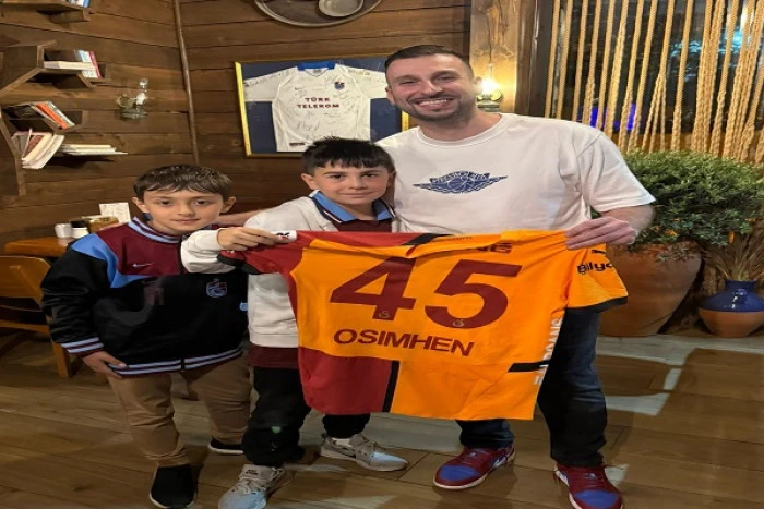 Osimhen’in formasını alan Trabzonsporlu çocuktan formayı bir koleksiyoner aldı 
