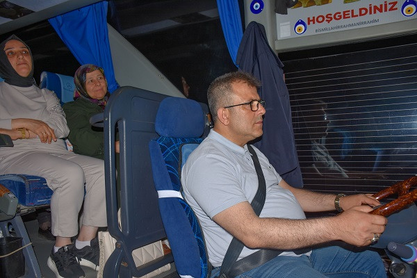 Otobüsün direksiyonuna geçen belediye başkanı, ilçe halkını Trabzon'a götürdü