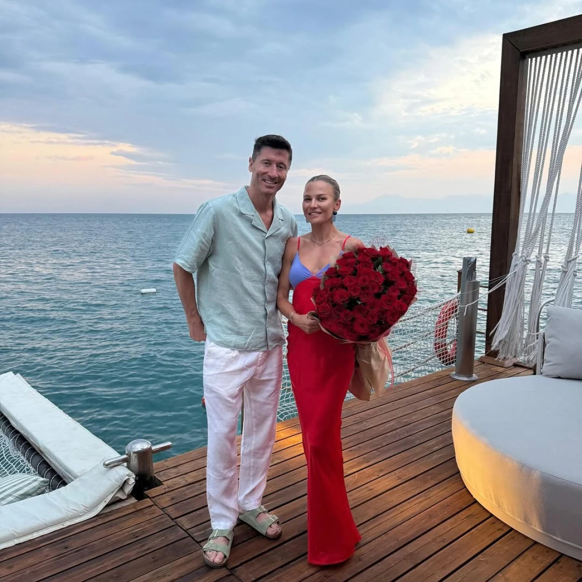 Polonyalı forvet Lewandowski ailesiyle Antalya'da tatilde