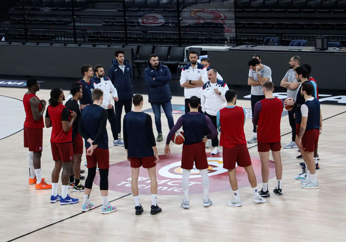 Potada Derbi Heyecanı: Trabzonspor İstanbul&rsquo;da Son İdmanını Yaptı!