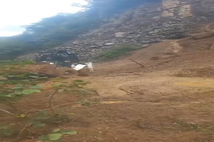 Rize'de heyelan; kapanan köy yolu ulaşıma açıldı