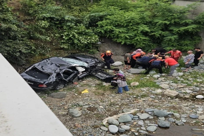 Rize’de iki otomobil çarpıştı: 1 ölü, 8 yaralı