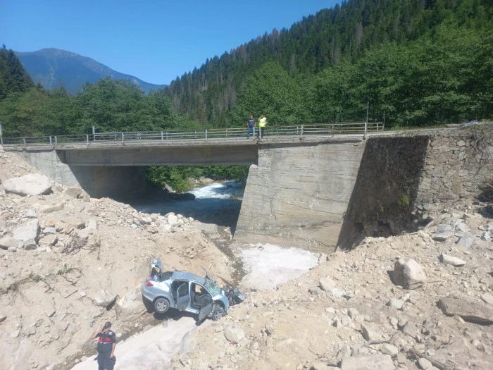 Rize’de otomobil dere yatağına düştü; 5 yaralı