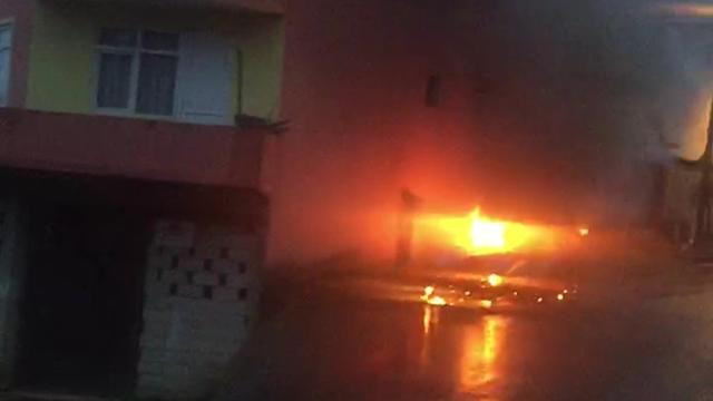 Rize'de park halindeki otomobilde çıkan yangında bir kişi öldü