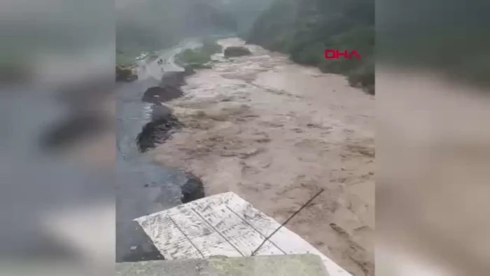 Rize'de tünel inşaatında mahsur kalan işçileri kurtarma kamerada