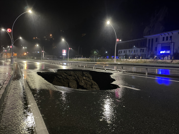 Rize'deki şiddetli yağış nedeniyle Rize-Güneysu kara yolunun bir kısmı çöktü