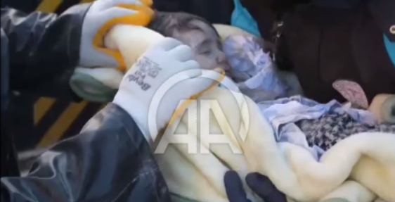 Şanlıurfa'da 1 yaşındaki çocuk enkazdan 53 saat sonra kurtarıldı