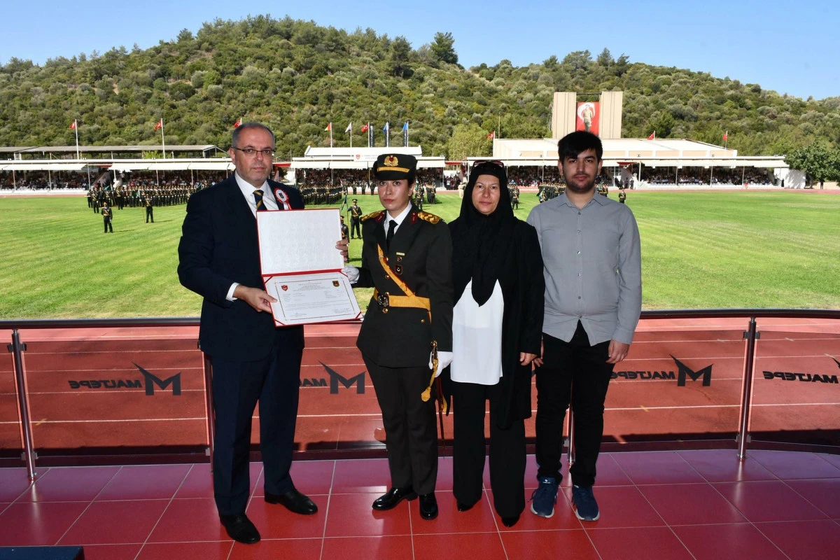 Şehit Ömer Halisdemir'in kızı Elif Nur teğmen oldu