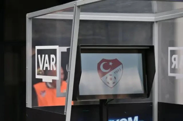 Süper Lig’de Bugünün VAR Hakemleri Belli Oldu! Kritik Kararlara Kimler İmza Atacak?