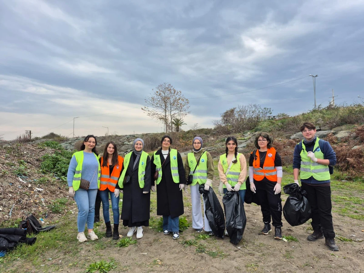 TEMİZ SAHİL İÇİN BİRLİK OLDULAR: KTÜ Öğrencileri ve Büyükşehir Belediyesi'nden Örnek Çalışma