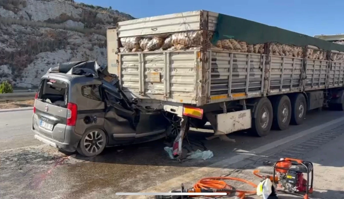 TIR’a çarptı: Aynı aileden 5 kişi öldü, 1 kişi yaralı