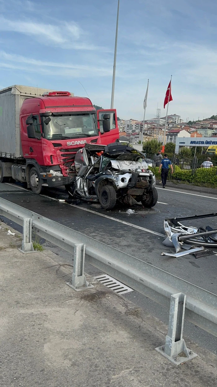 Trabzon - 2 TIR'ın arasında sıkışan kamyonetteki 3 kişi yaralandı