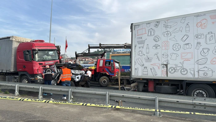 Trabzon - 2 TIR'ın arasında sıkışan kamyonetteki 3 kişi yaralandı