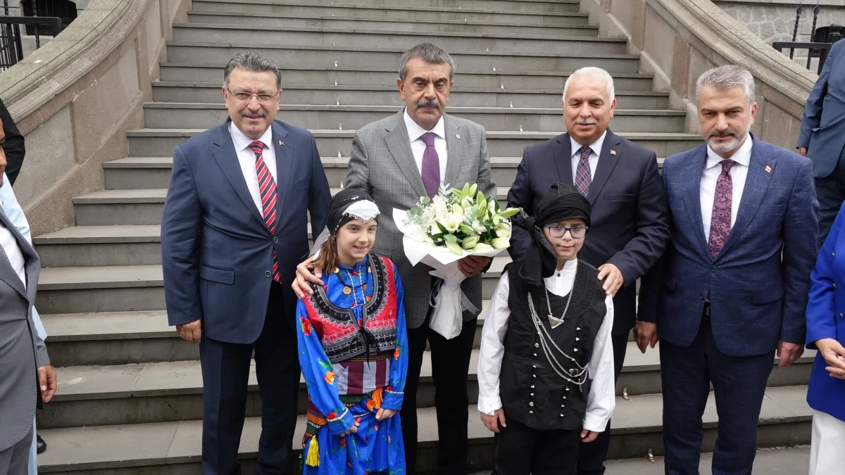 Trabzon-Bakan Tekin: eğitim sadece öğretmenlerimizin sırtına yüklenecek bir süreç değil