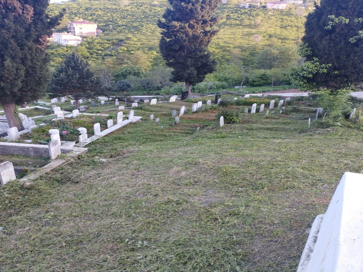 Trabzon B&uuml;y&uuml;kşehirden Kurban Bayramı &ouml;ncesinde mezarlıklarda temizlik 