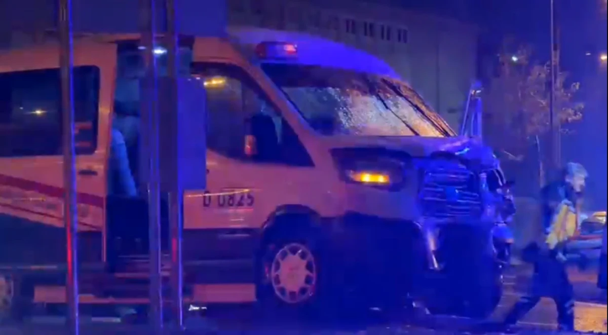 TRABZON ERDOĞDU KAVŞAĞI'NDA KORKUTAN KAZA: Dolmuş ve Otomobil &Ccedil;arpıştı!